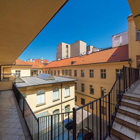 Quiet City Center Apartment In Hip & Foodie Area Praha Bagian luar foto