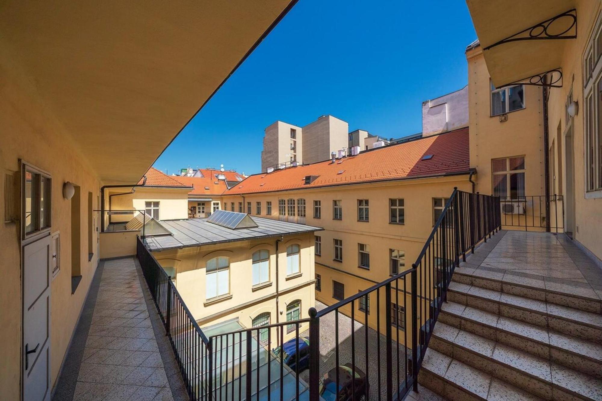 Quiet City Center Apartment In Hip & Foodie Area Praha Bagian luar foto