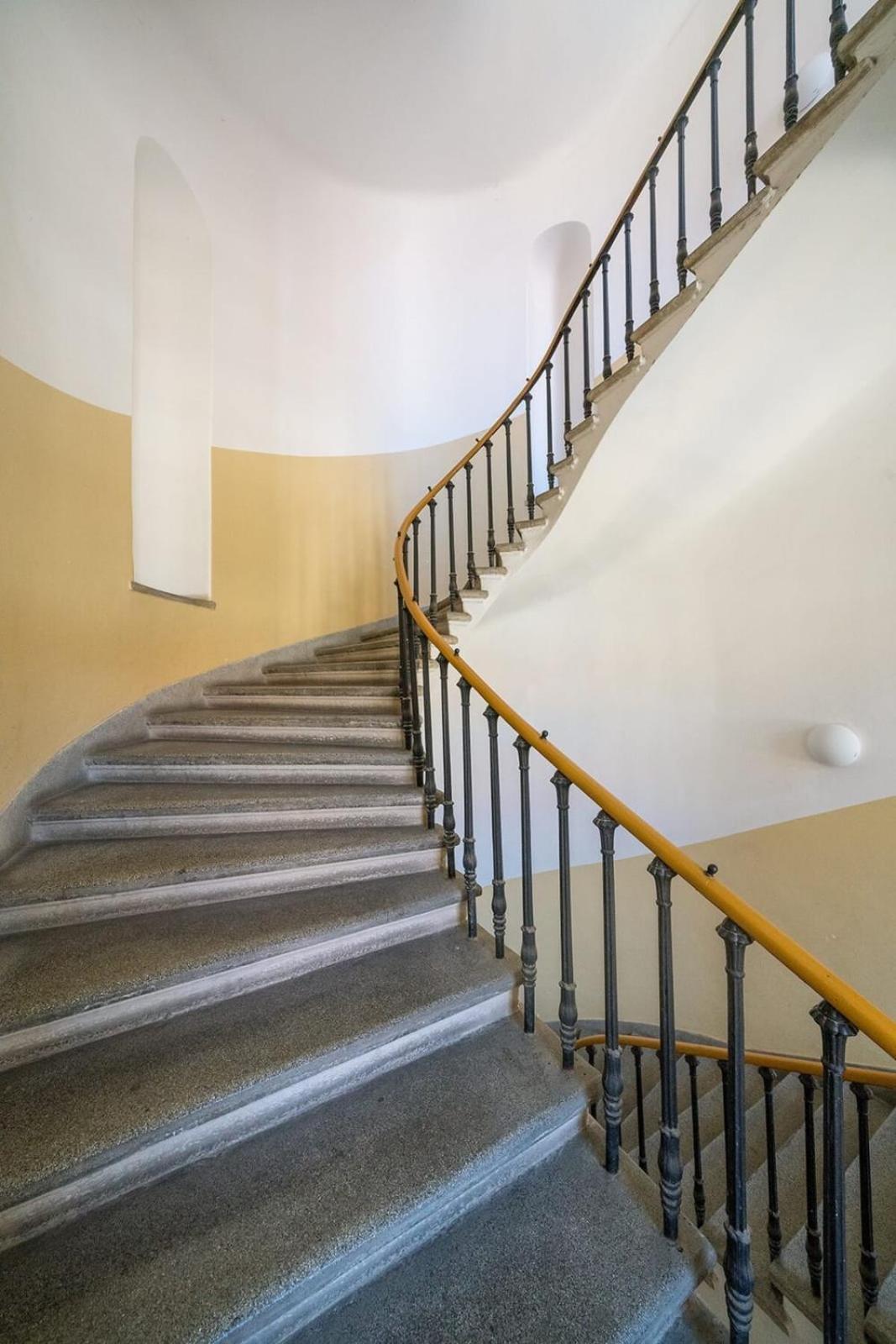 Quiet City Center Apartment In Hip & Foodie Area Praha Bagian luar foto