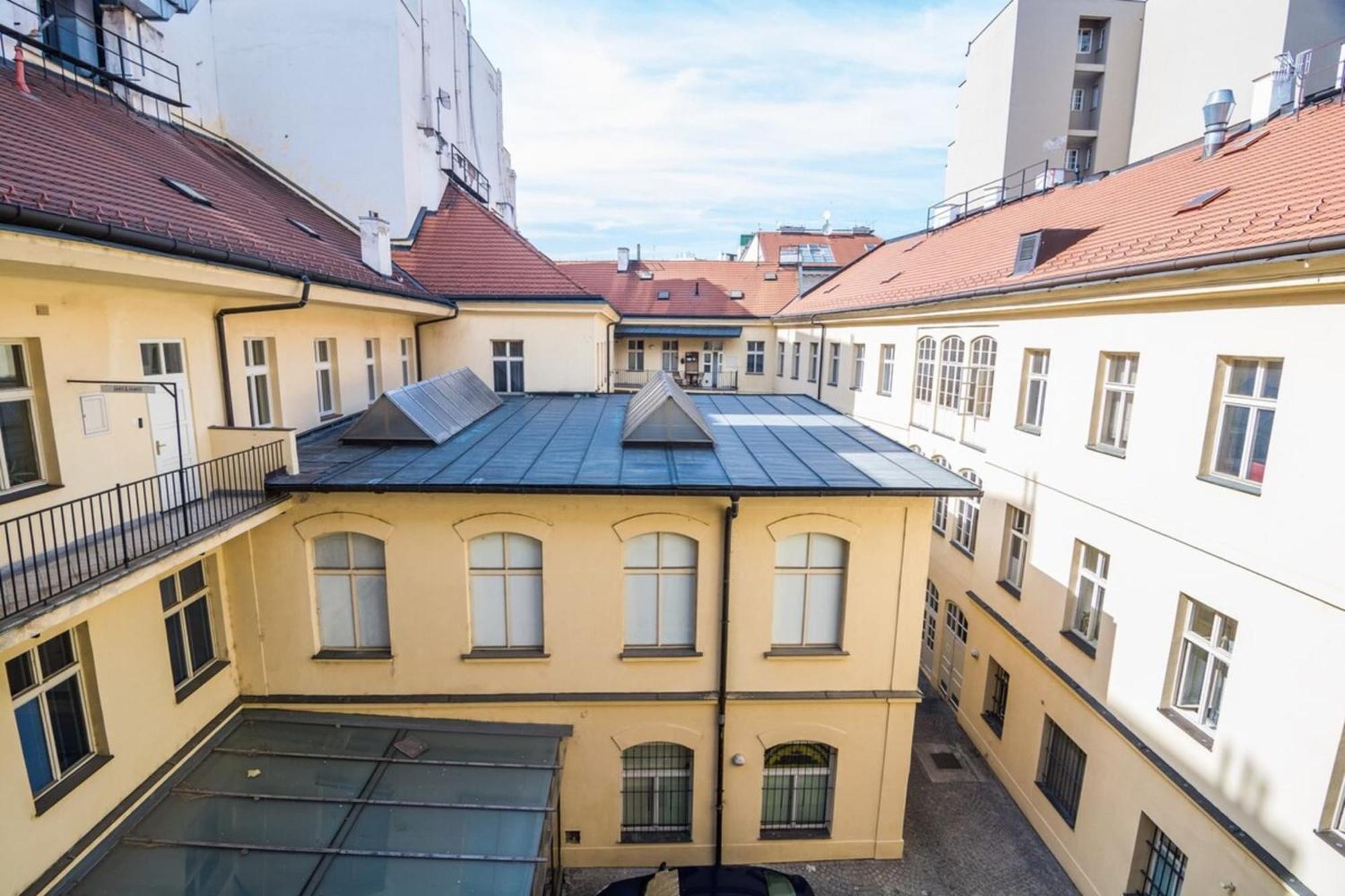Quiet City Center Apartment In Hip & Foodie Area Praha Bagian luar foto